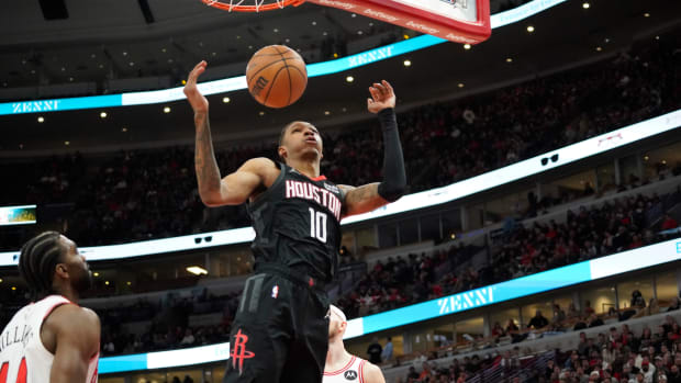 Rockets forward Jabari Smith Jr. completes a dunk on Chicago Bulls forward Patrick Williams (44) during the first quarter at United Center.